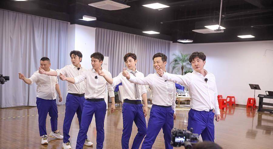 雷佳音郭京飞邓伦组队 杨超越夸"摆摊男孩"镜头感好在入营参加训练之