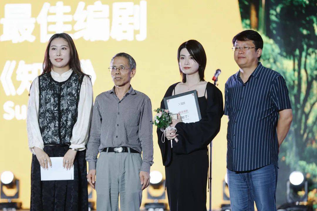 泰化集团董事长张子玉(左二),贾家庄村党委书记,村委会主任邢万里(右