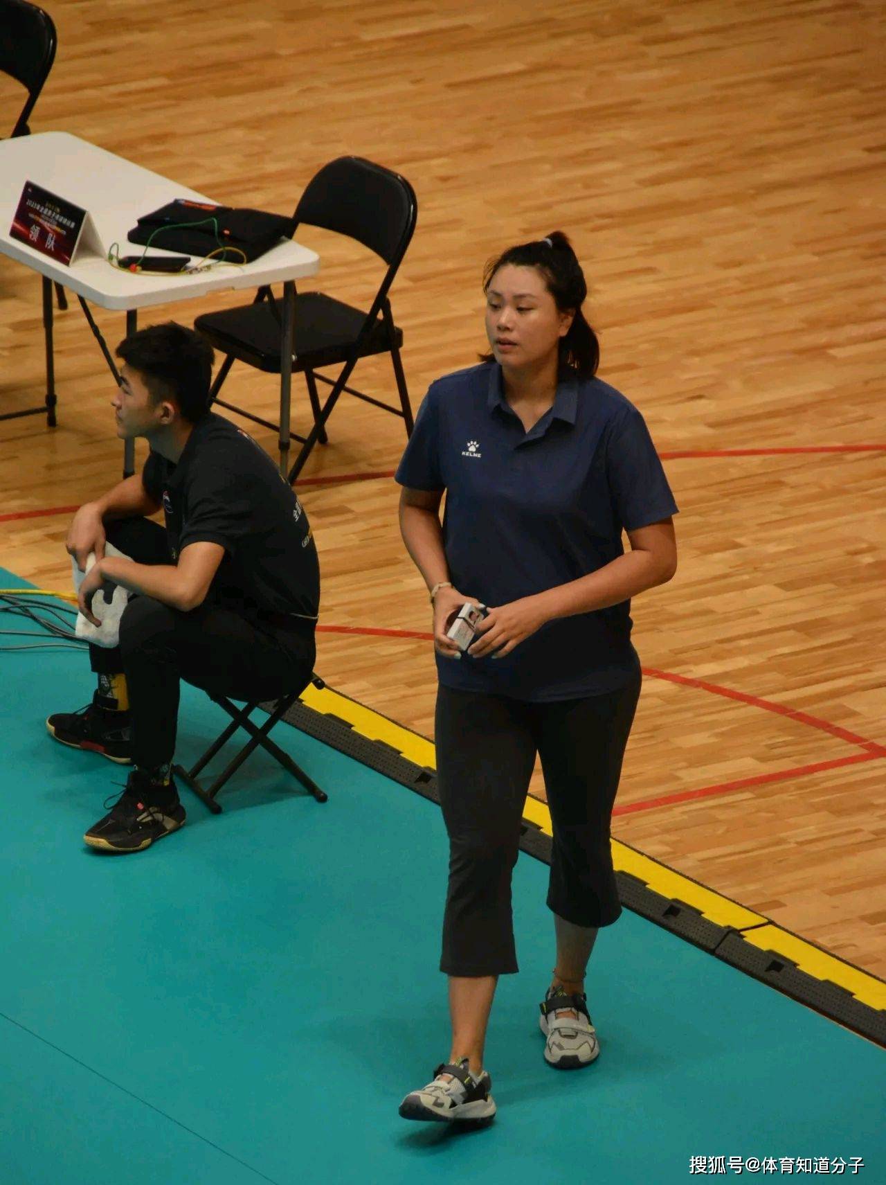 女排世界冠军在赛场指点江山,网友:很有大佬范_中国女排_曾春蕾_比赛