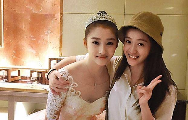 关晓彤有5个"青梅竹马",其中3个都混成一线,唯独他被人遗忘_蒋依依