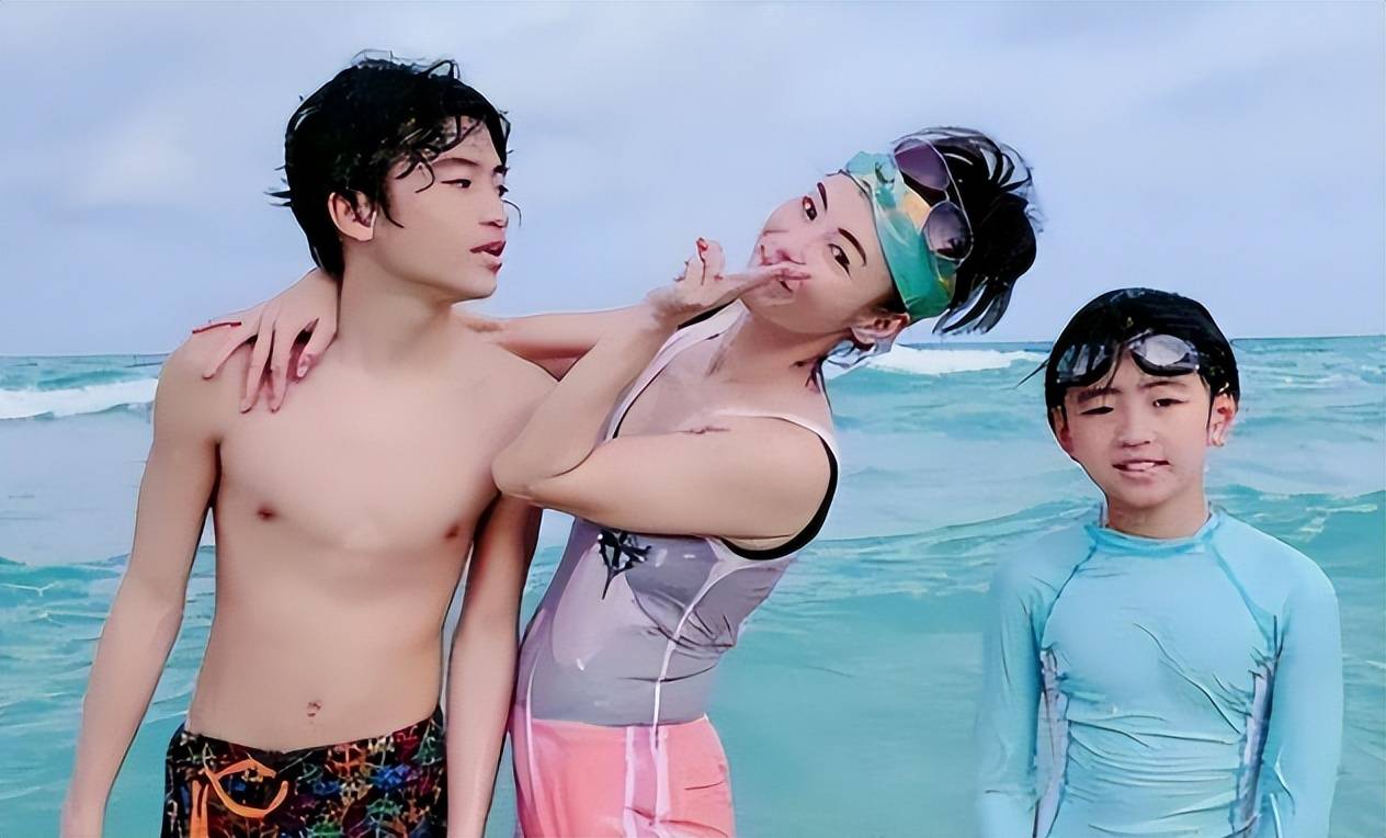 与此同时,张柏芝的长子谢振轩被拍到与一名模特女友一起逛街热聊,神态