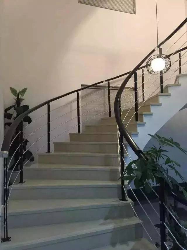 晒一晒我家的两层自建别墅,楼梯下面还做了个鱼池,超级喜欢_房子_的