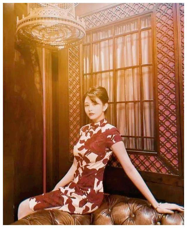 沈月今年晒旗袍照,气质典雅,修长美腿惊艳网友_身材_外型_母亲