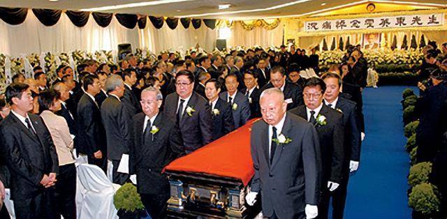 霍英东葬礼:霍启刚手捧遗像,何鸿燊和李嘉诚扶灵,待遇堪比国葬_香港