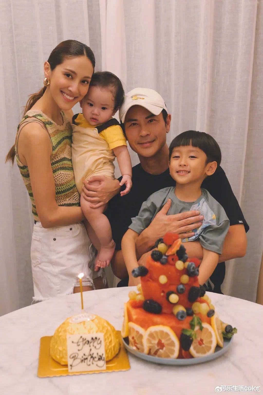 同届港姐隔空争艳!