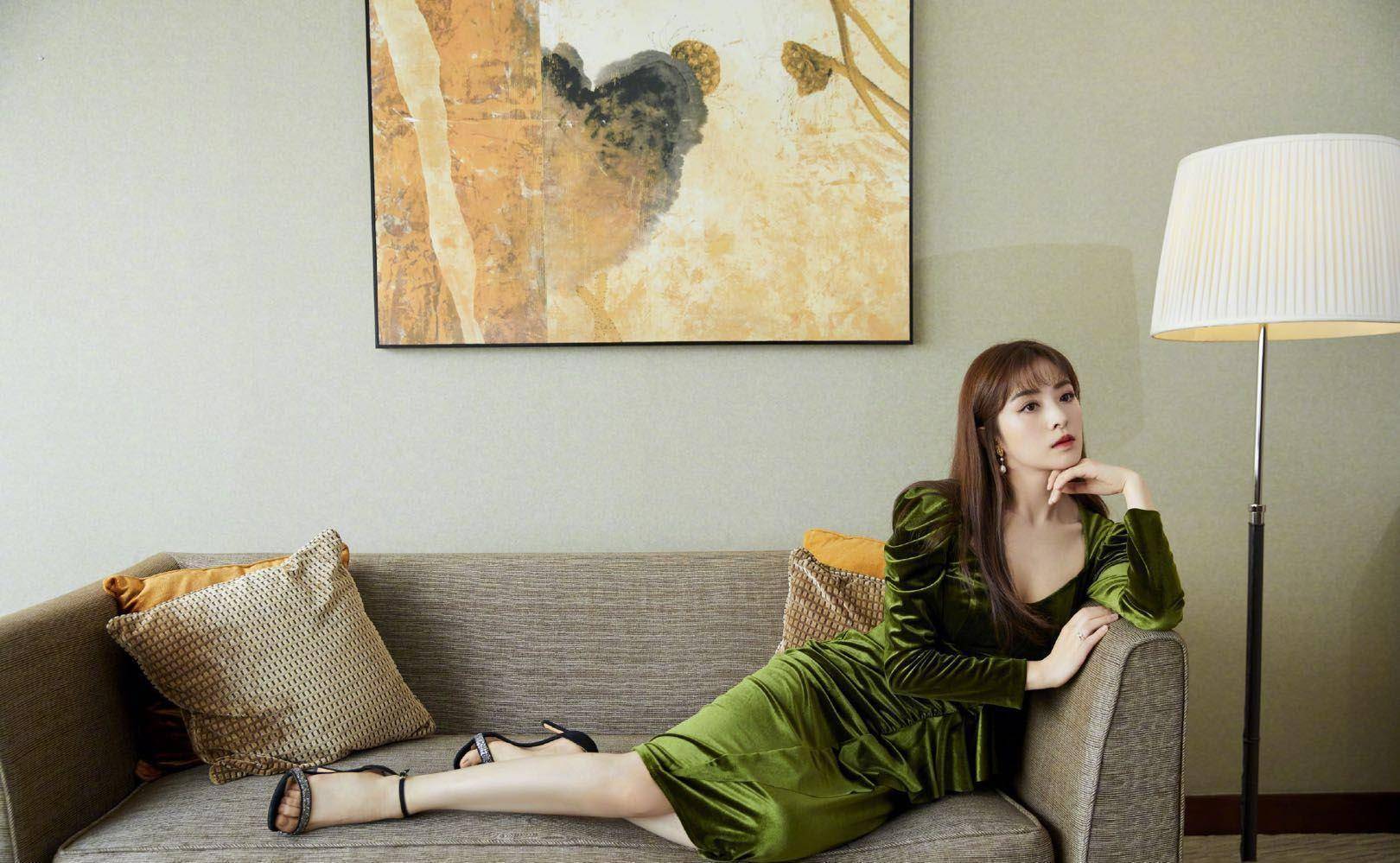 张含韵越来越会穿,穿红色薄纱半裙配中筒皮靴,优雅帅气又吸睛_身材