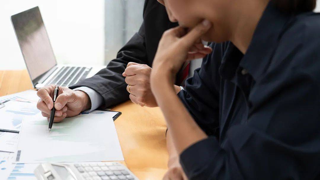 因为清华大学尹稚教授称,房价和公摊面积没太大关系,房价主要由区位