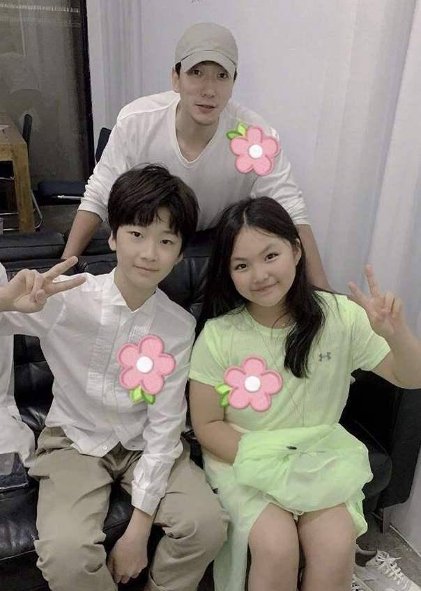 王诗龄11岁生日穿校服出镜,都长这么大啦,和李湘长得太像了_视频