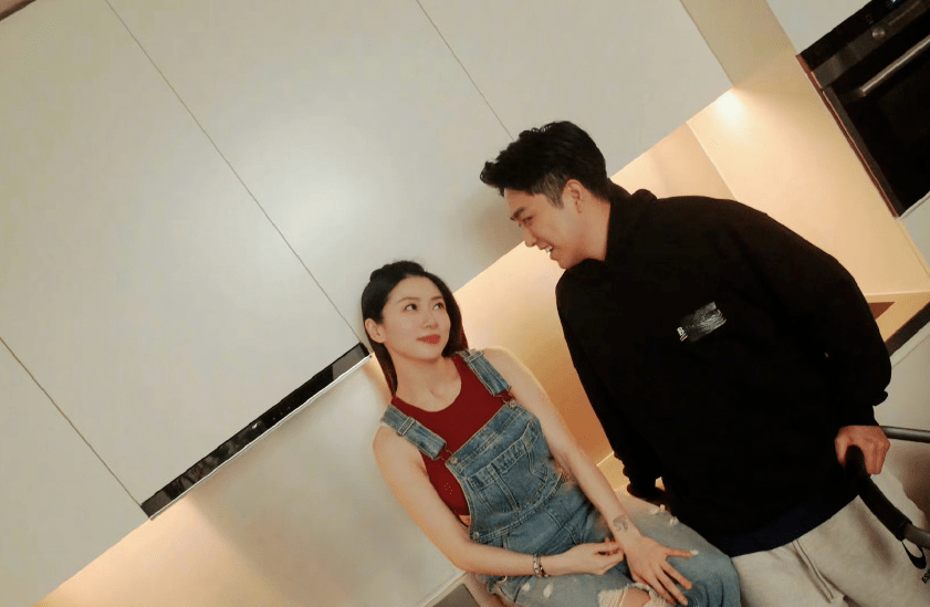 去年10月突然晒照官宣获圈外男友求婚成功的程晓玥,今年4月两个人迎来