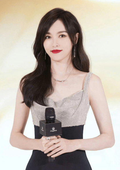 《王牌8》首期录制,唐嫣代替贾玲常驻遭抵制,粉丝回击好硬气!