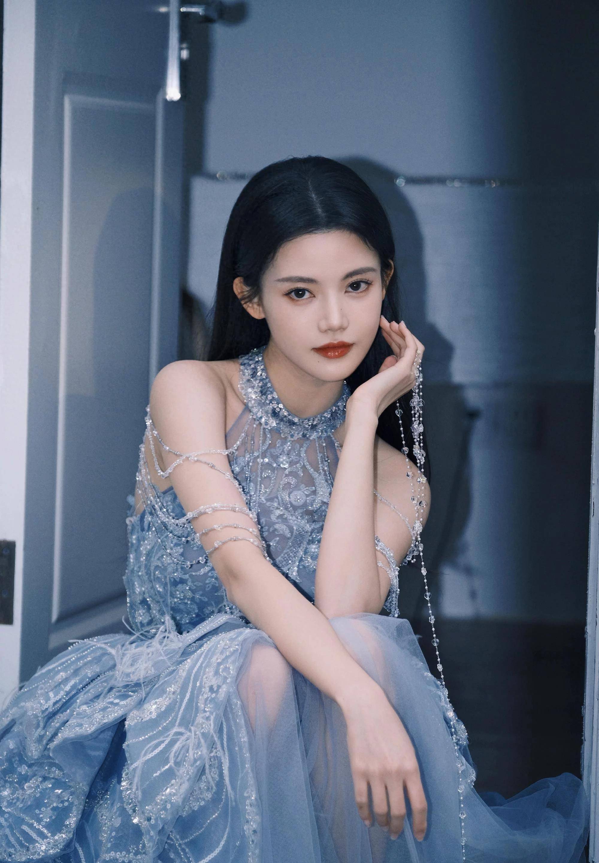 00后孙珍妮绝色,精致的脸蛋,时尚的风格,看起来清纯又迷人_魅力_气质