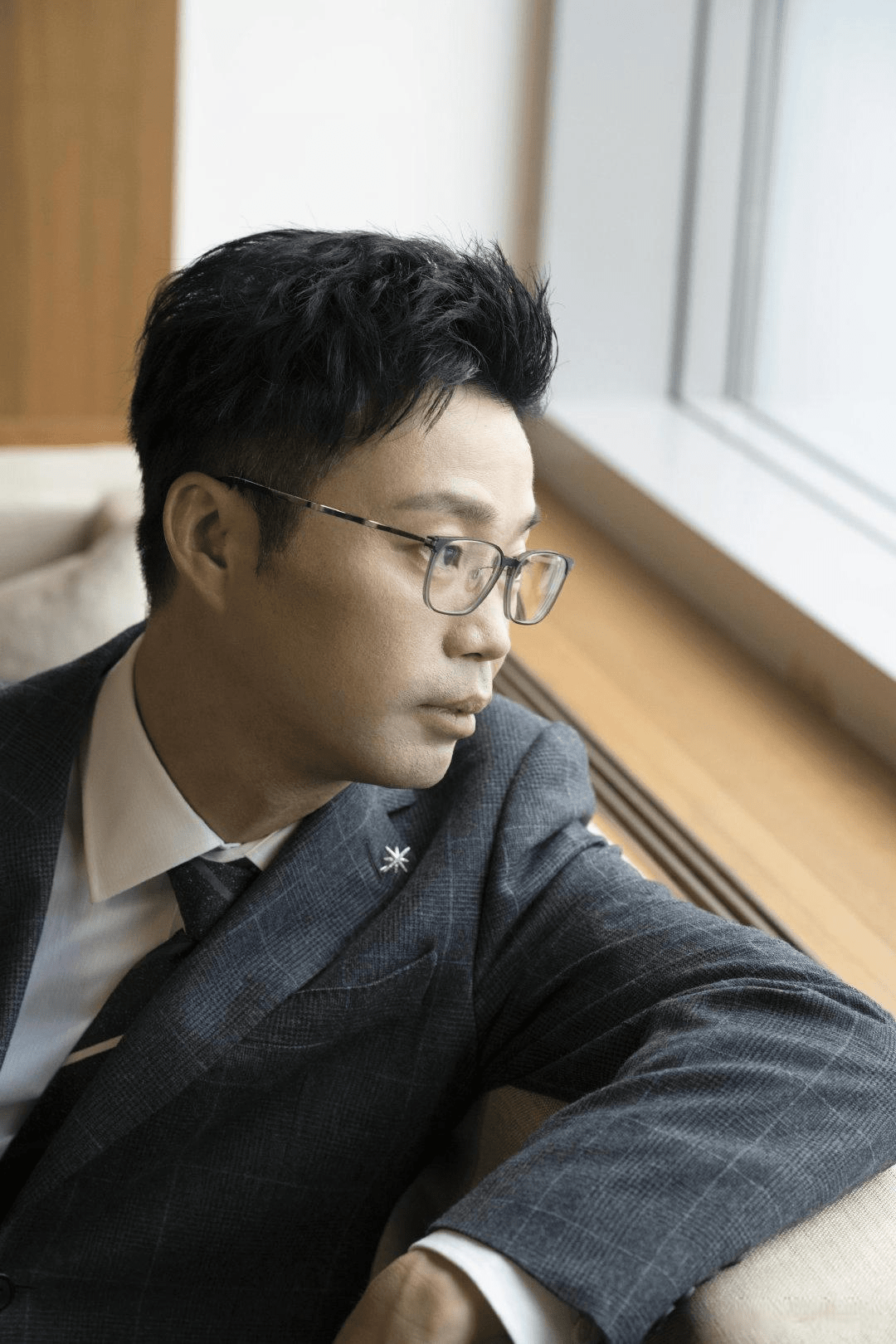 在《外乡人》的第三十三集中,故事围绕着一位名叫王冬至(王迅饰)的