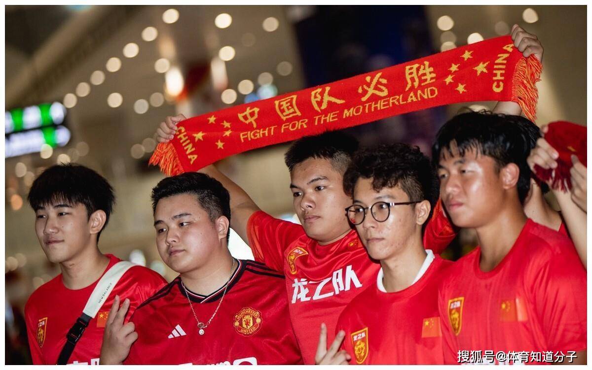 粉丝们会继续为中国足球队加油,希望他们能够在未来的大赛上再次取得