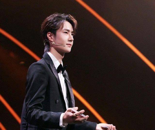 王一博表演近景魔术,被赞变得相当具有艺术魅力_挑战_傅琰东_模样