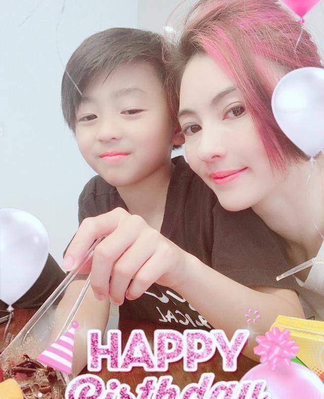 谢霆锋父子近照对比,长子遗传了老爸的帅气,获小林青霞支持发展音乐