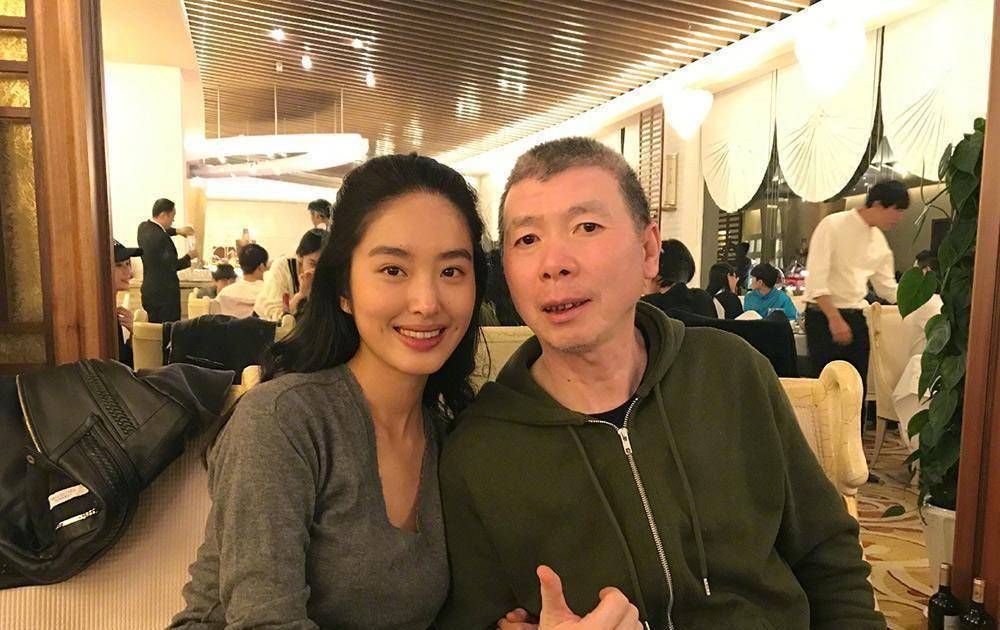 冯小刚再被歪曲解读,想搂杨采钰却被徐帆一屁股撞开,真相来了_视频