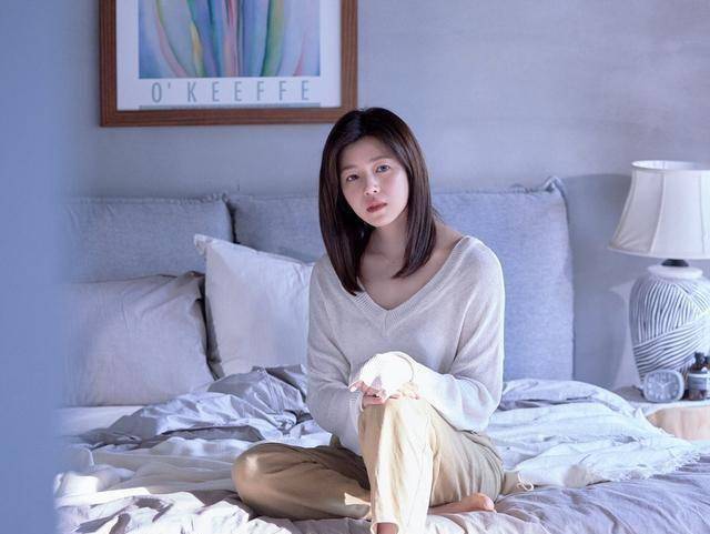 陈妍希mv写真照,穿v领针织衫配休闲裤,37岁尽显知性优雅_粉色_设计