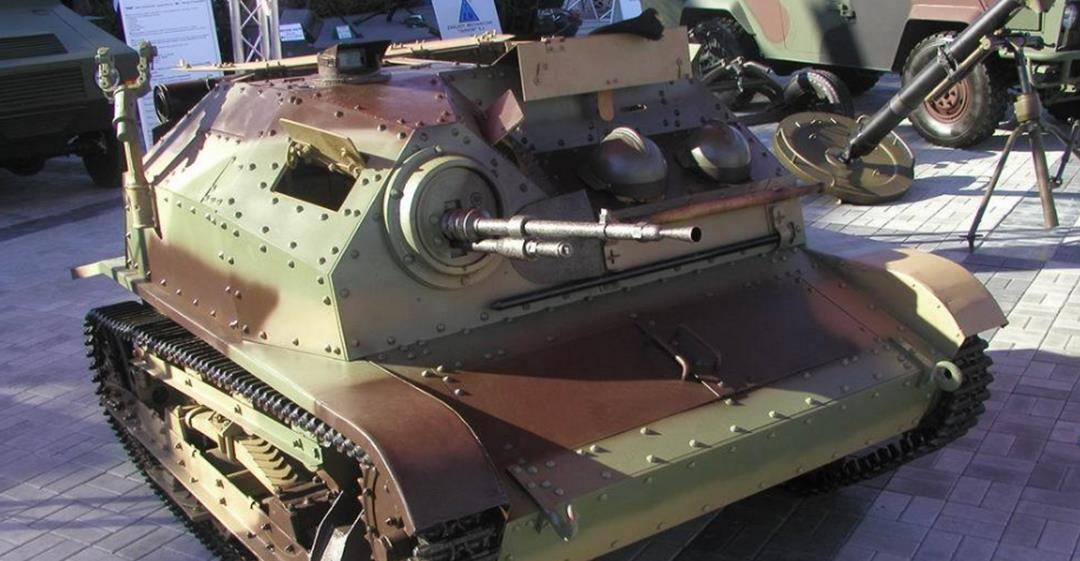 二战中的波兰坦克,外表有些弱小无助,但却可以合体