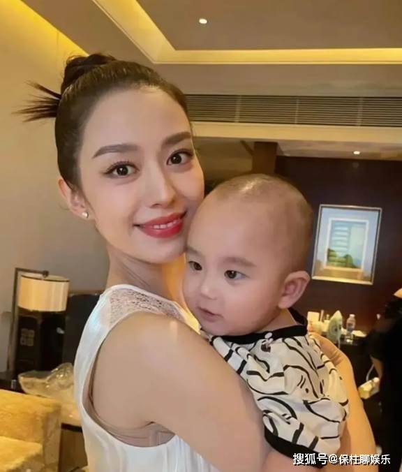 郎朗大儿子长相像爷爷,浓眉大眼小鼻孔,大腿比妈妈胳膊还粗_吉娜_孩子