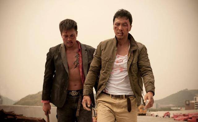 甄子丹身体强壮肌肉发达,他的爆发力是公认影坛最强的.