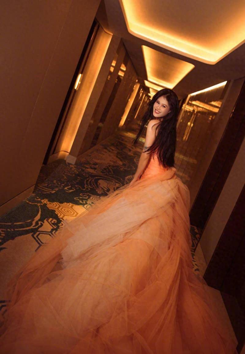 袁娅维穿着短裙参加活动,曲线优美,气场自信 - 大山娱乐八卦