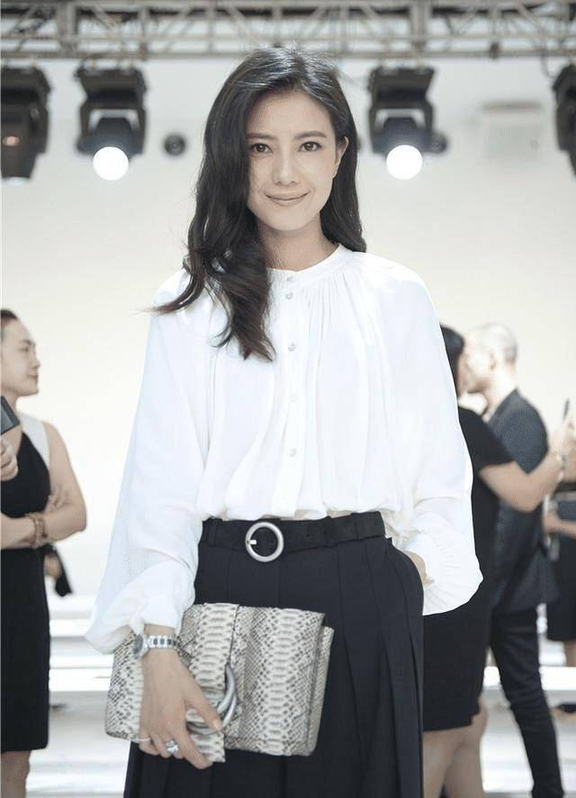 40岁高圆圆气质真优雅,穿白衬衫配阔腿裤很高级,教科书般的气质_效果