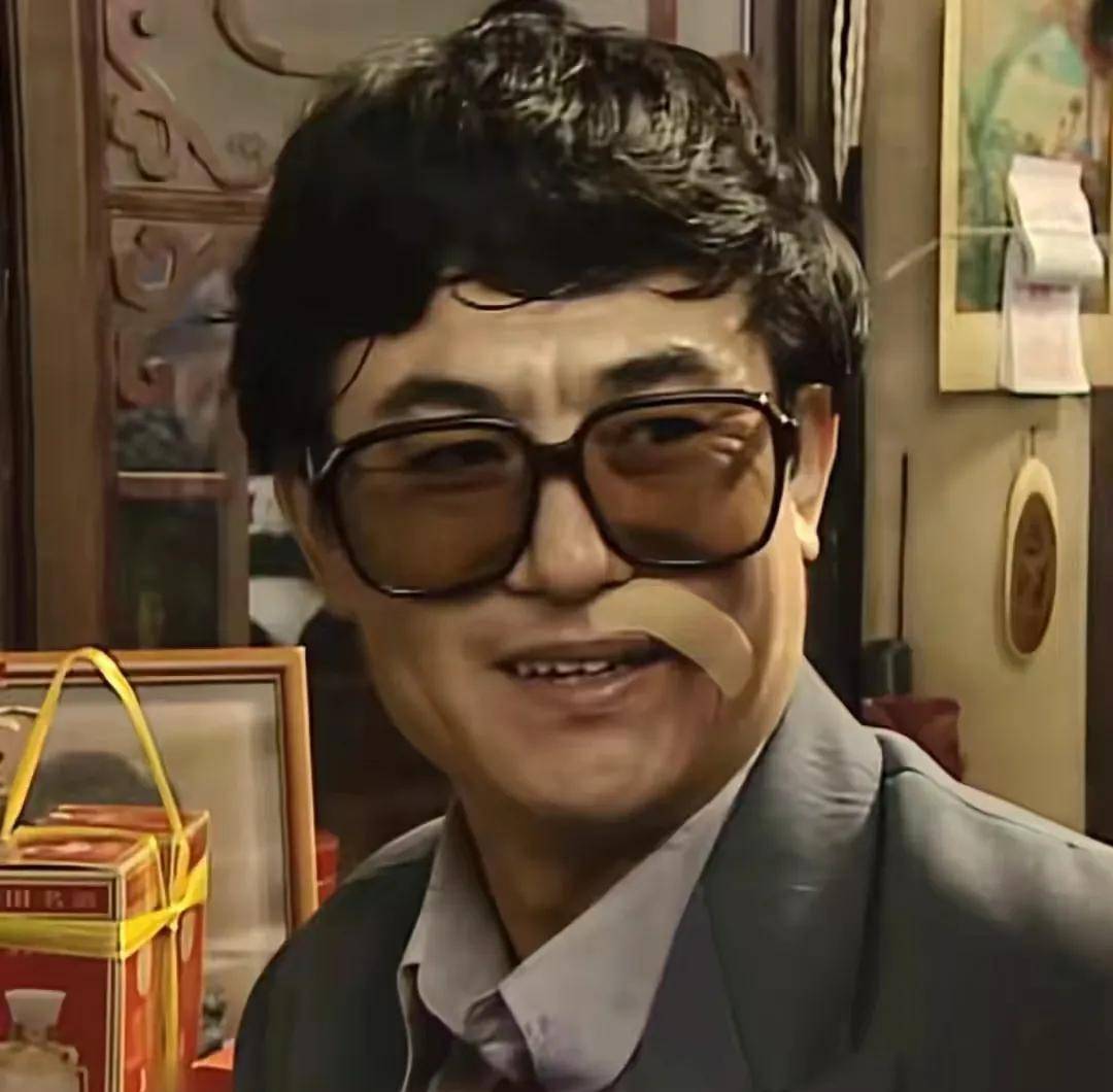 院里舀水,她一身红色短裙,红色高跟鞋,趟着院里的水,举着伞搂着张大军