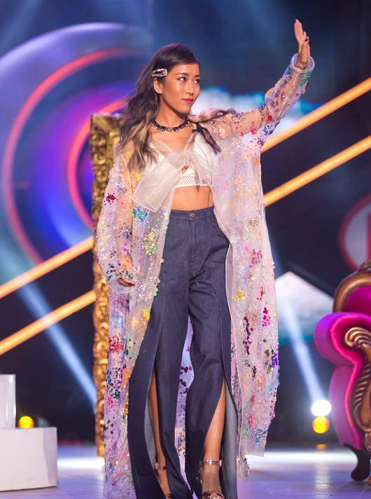 结果这句话引起一众人的关注,其中刘石坚的女子孙艺雯最为愤怒.