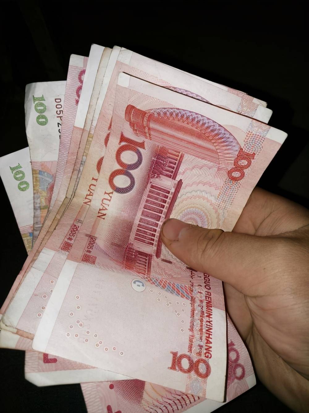 获得5块钱的提成一点一点攒下来的这1000块钱还是姐姐靠着卖东西1000