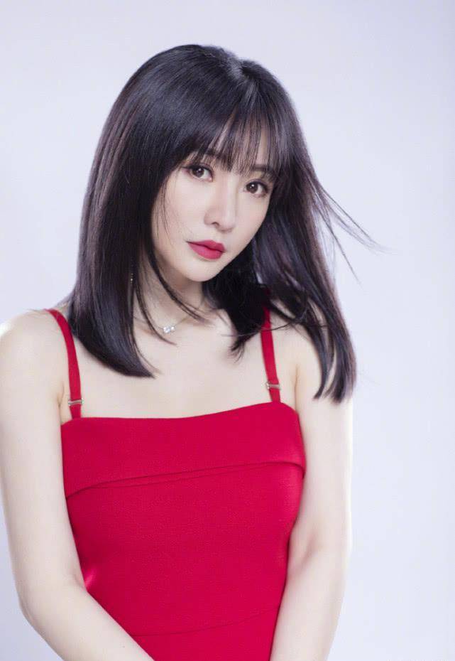 此次柳岩以一袭红装出镜,是不是寓意今年也要红红火火呢.