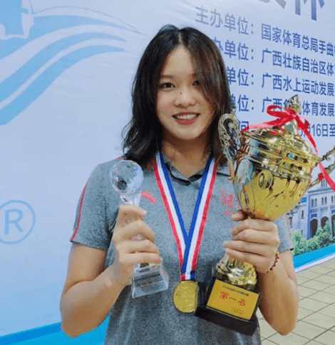 地方水球队队长因颜值而走红!