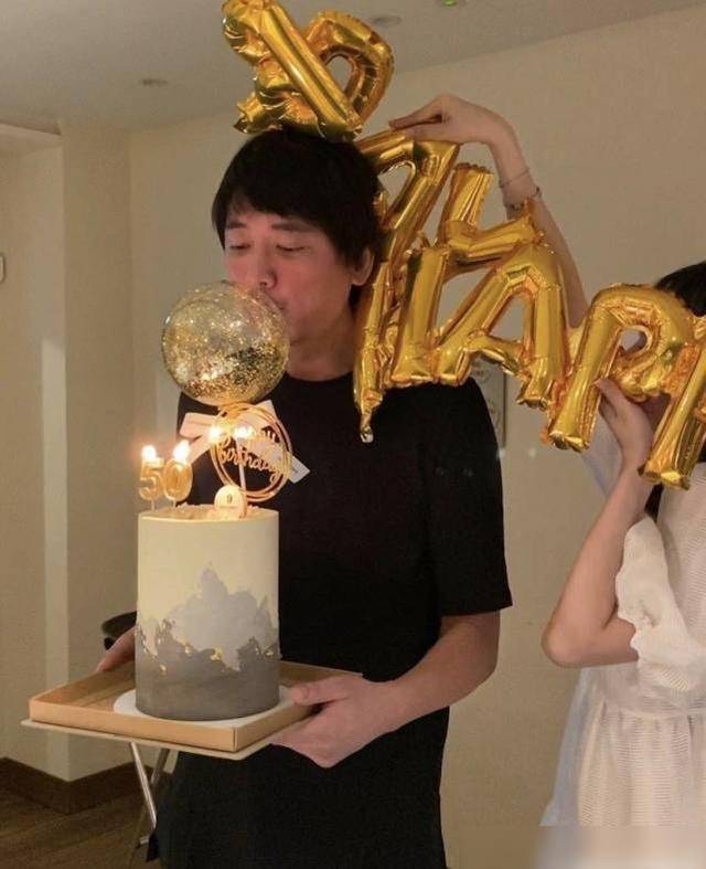 苏见信50岁生日,与前女友weiwei甜蜜依偎,林志颖夫妇出席无悬念_好友