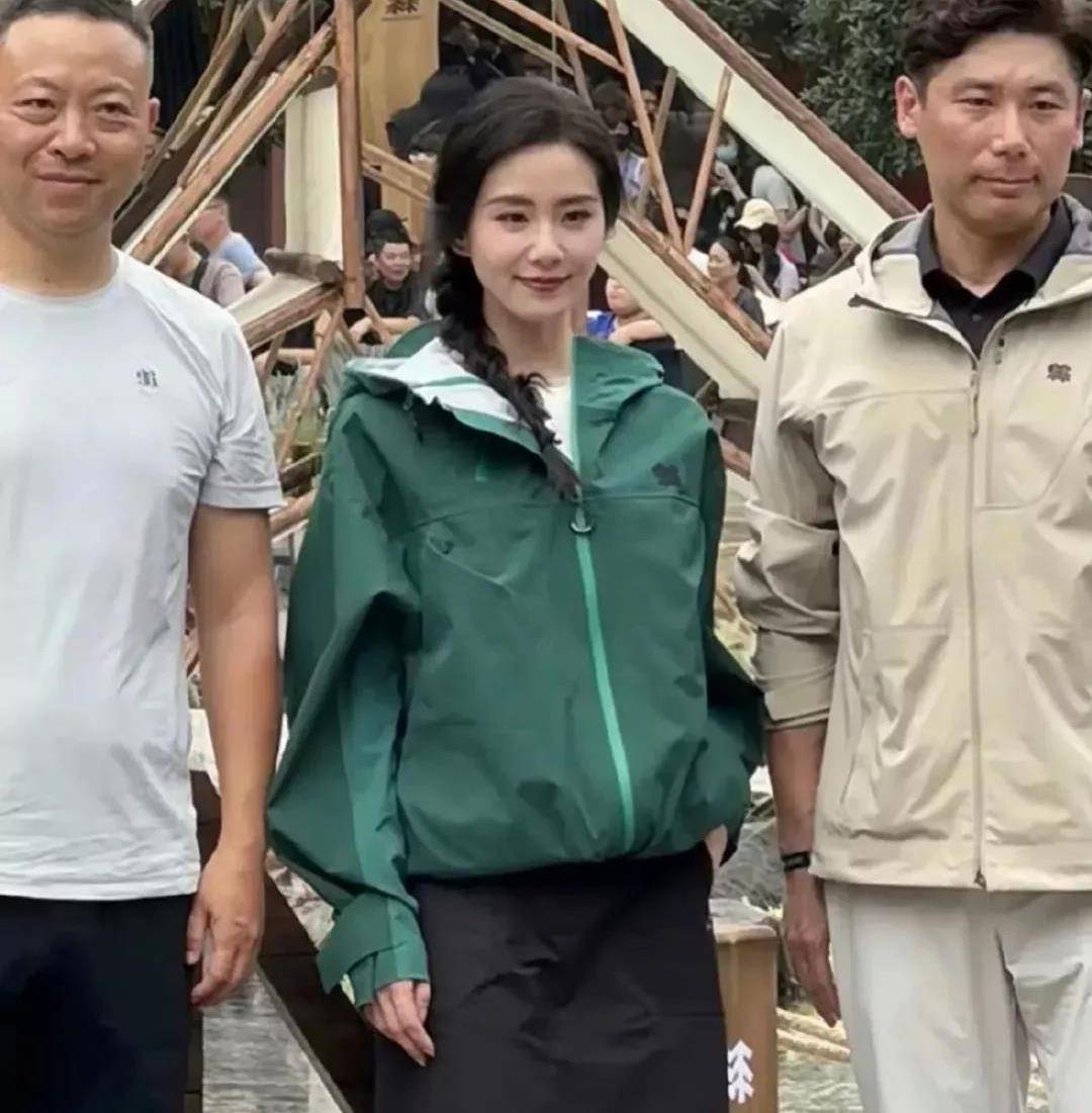 不知道是不是因为拍戏加上商业活动行程太多的缘故,最近刘诗诗露面都