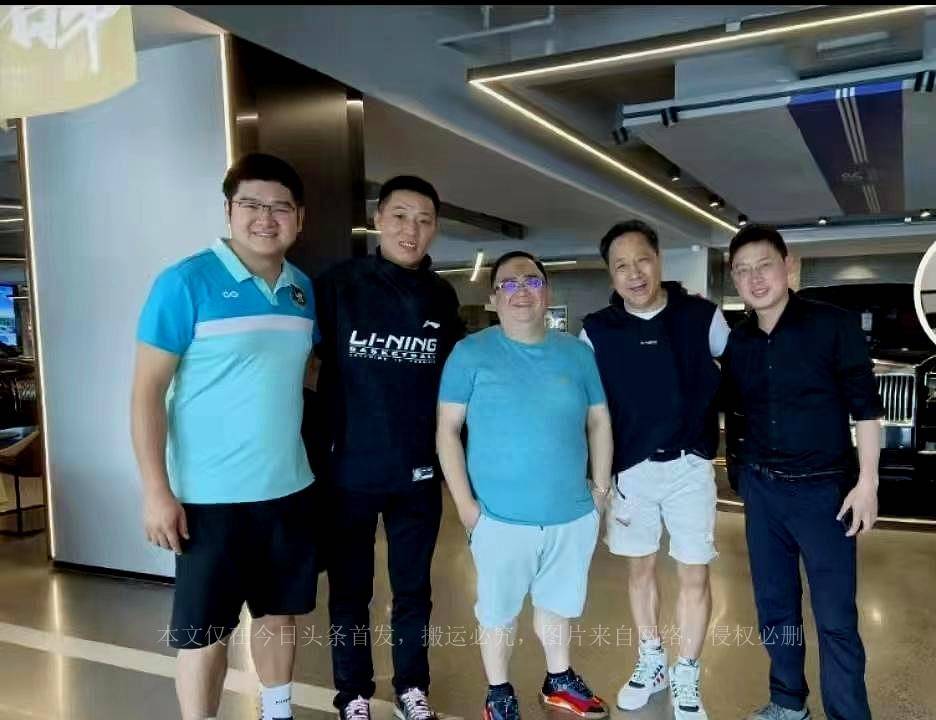 赵睿胡明轩父亲接儿子回家睿爸穿着时尚_球员_广东队_1