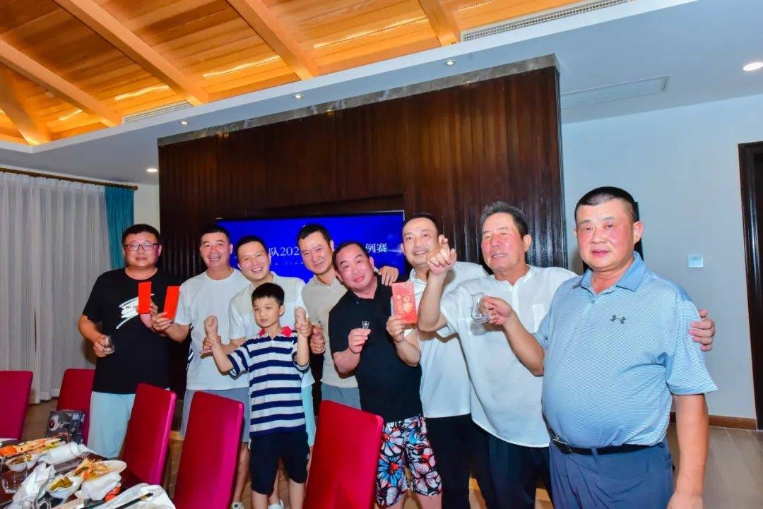 团队优胜奖:虎队特邀嘉宾:牛子英,高倩,陈慧茹,蔡主任最佳绅士奖:单欣