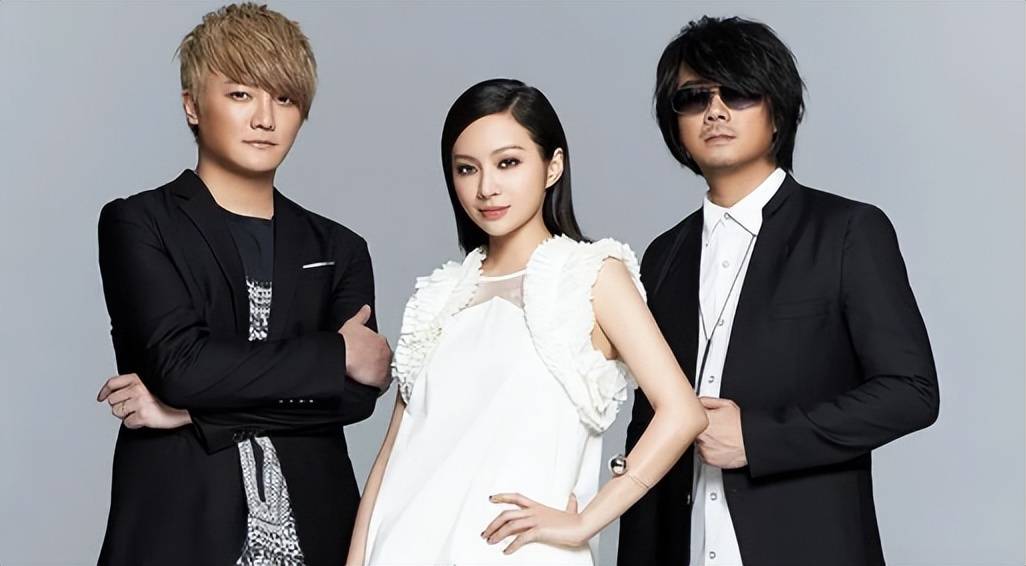 飞儿乐团主唱faye控告前队友失败,网友:两个配菜把主厨踢了!