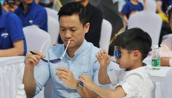 杨威大儿子近照:13岁就读英文授课的国际学校,个头长高惊人!