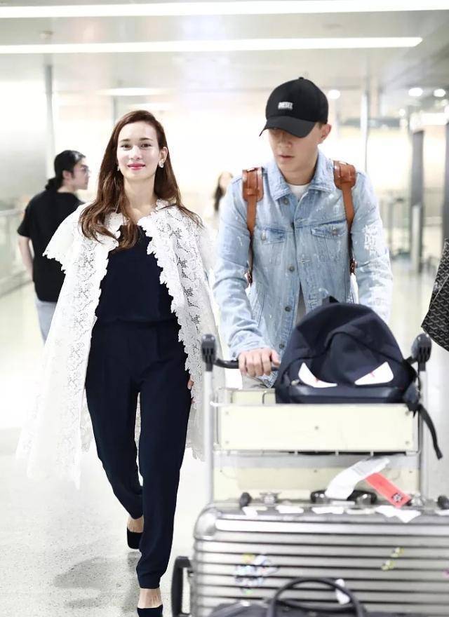 韩庚亲自驾车接女友,34岁卢靖姗穿粉衣好嫩,被开罚单也难挡笑容_白色