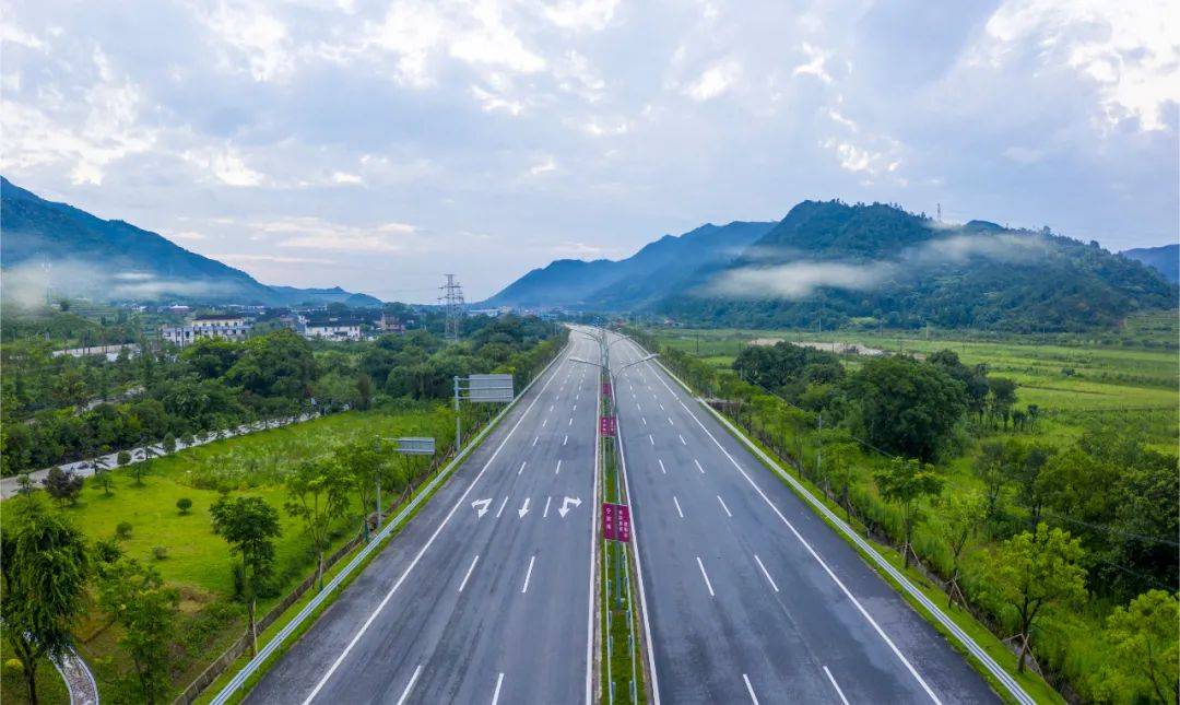 不仅如此,未来随着沪嘉甬高铁,甬台城际,甬金铁路引入奉化站,上海