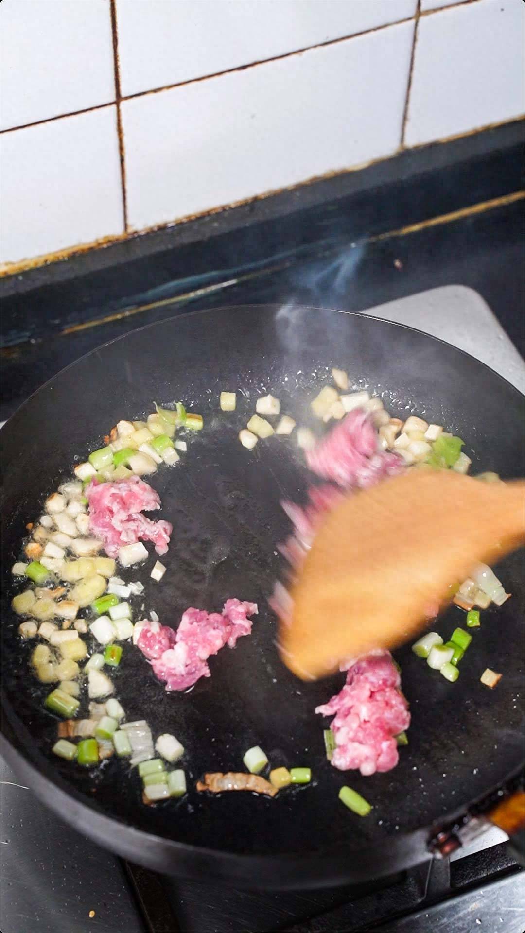 翻炒几遍后向锅中倒入5克的老抽和10克的料酒,来去除肉的腥味,顺便