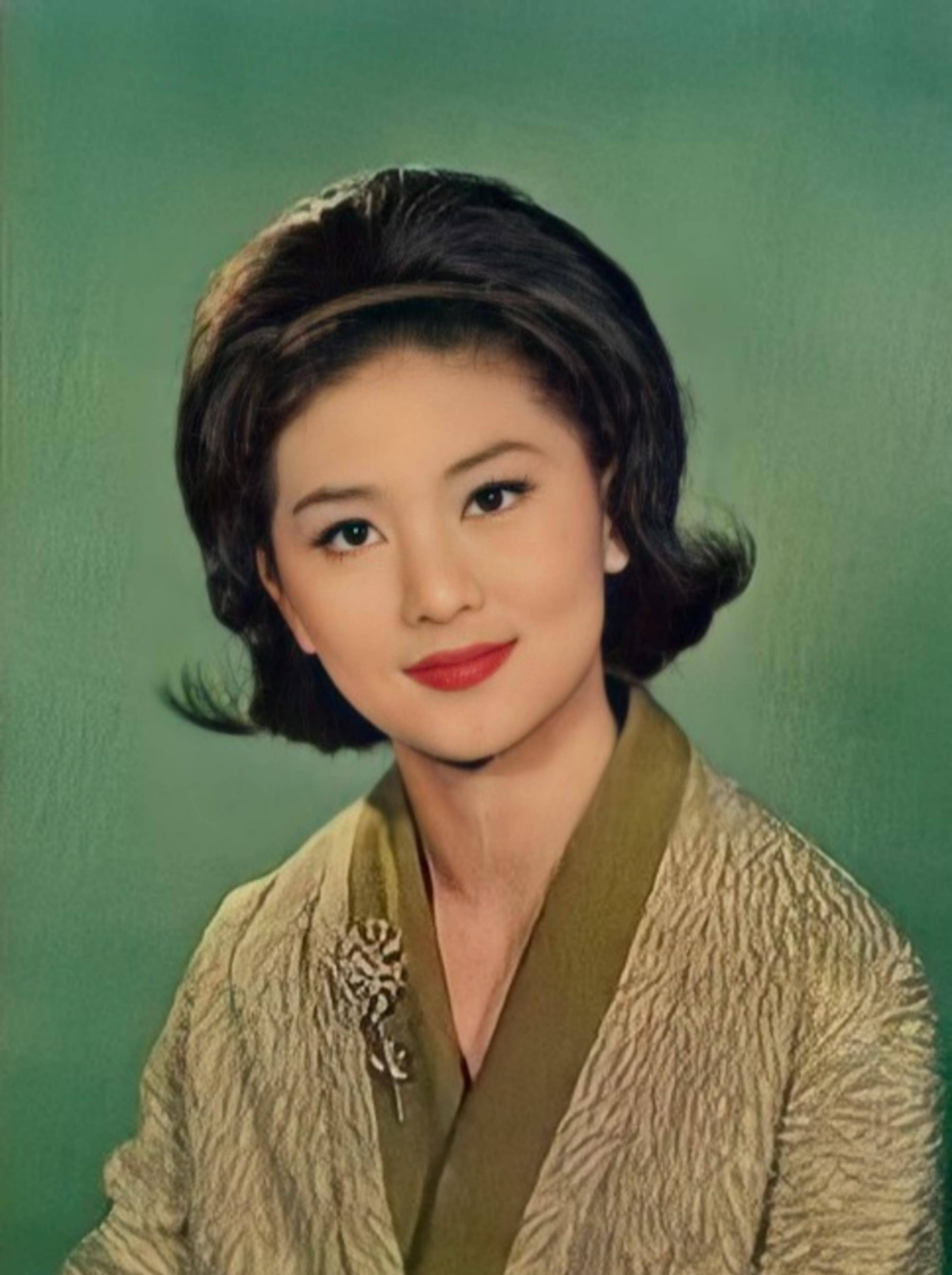 演员,毫无想法的她,陪女同学一起去面试,跟电影公司的老板刘芳有了第