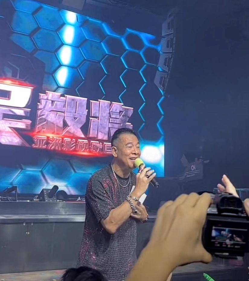 老戏骨吴毅将酒吧献唱,头发斑白身形有些佝偻,"62岁真的老了"_明星