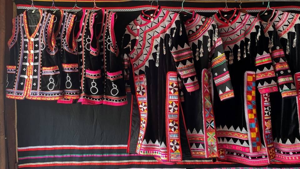 拉祜族的服饰美观,宽松,大方,极富民族特色
