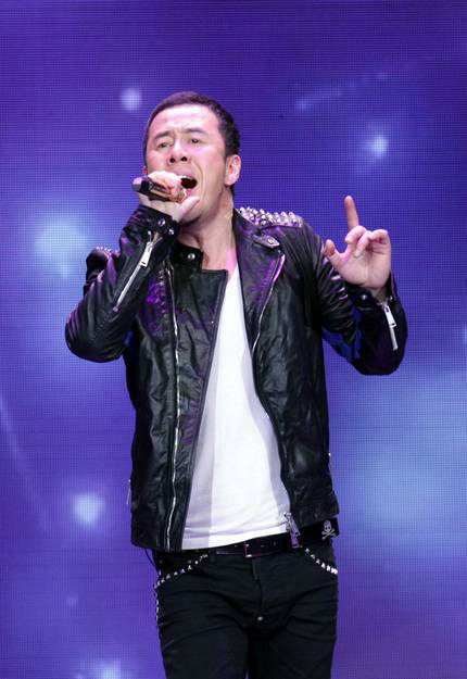 杨坤在主持人的提醒之下,仍然继续向大家讲,所有人都是这么认为的,只