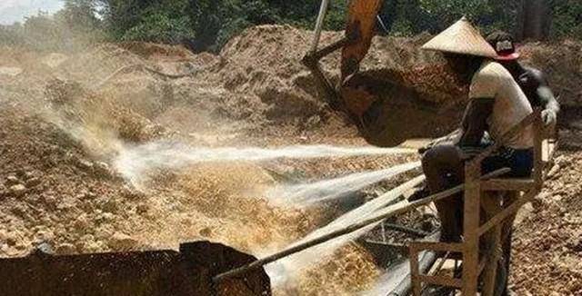 广西"上林帮"非洲淘金记:为钱殊死搏斗,常备200克金子保命_加纳_开采