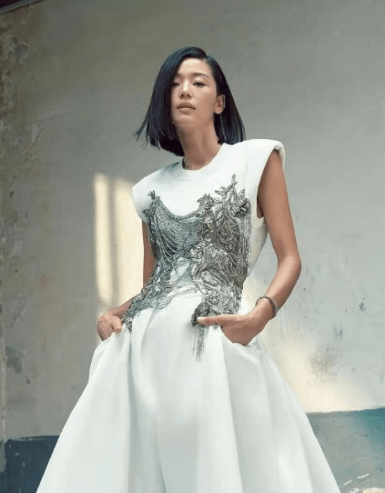 着装分析[2]吊袜带的设计不仅可以让全智贤瘦削的背影得以展现,还让人