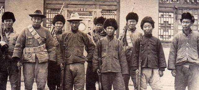 1941年宋殿元到华山给日本人做劳工,挖山洞时挖出了枪,跟随土匪头目一