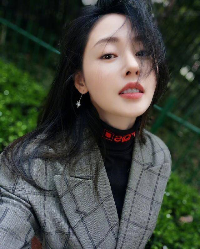 张天爱晒任性自拍美照网友:对张天爱的美貌毫无抵抗力_美人_升职_影响