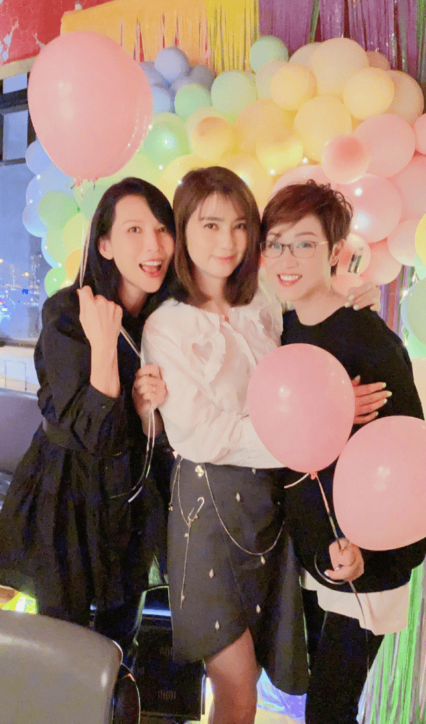 蔡少芬陈法蓉为50岁洪欣庆生,洪欣手捧寿桃蛋糕,换发型后超减龄_香港