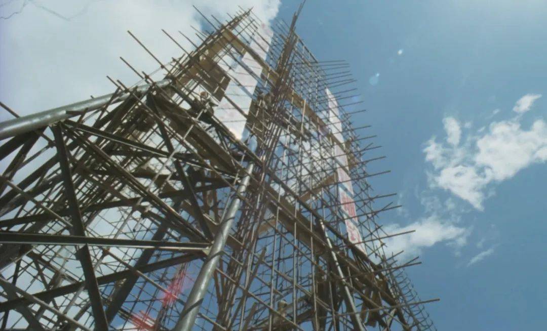 电影开拍之后,剧组的工作人员还搭建了一座高达60米的铁塔,同时还借来